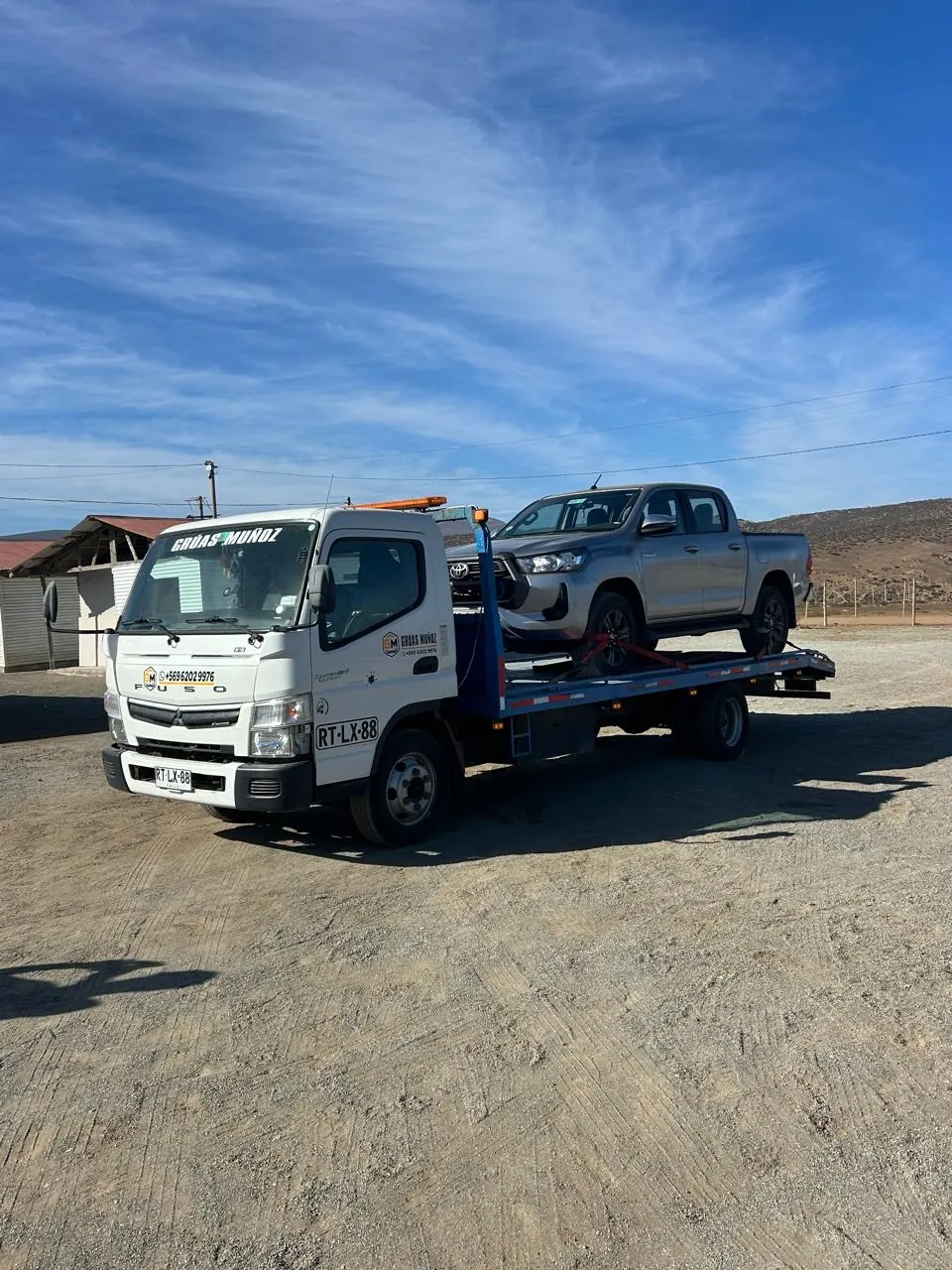 Grúas Muñoz trasladando una Toyota Hilux en Ovalle