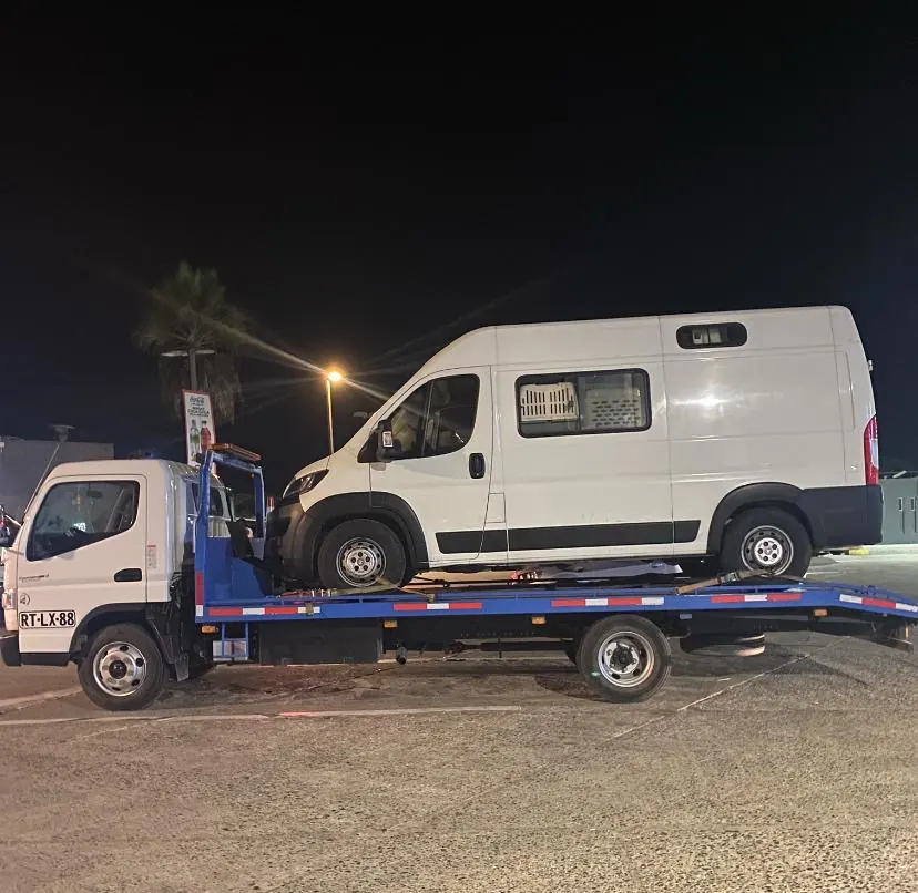 Transporte de furgón de gran tamaño en grúa plataforma de Grúas Muñoz