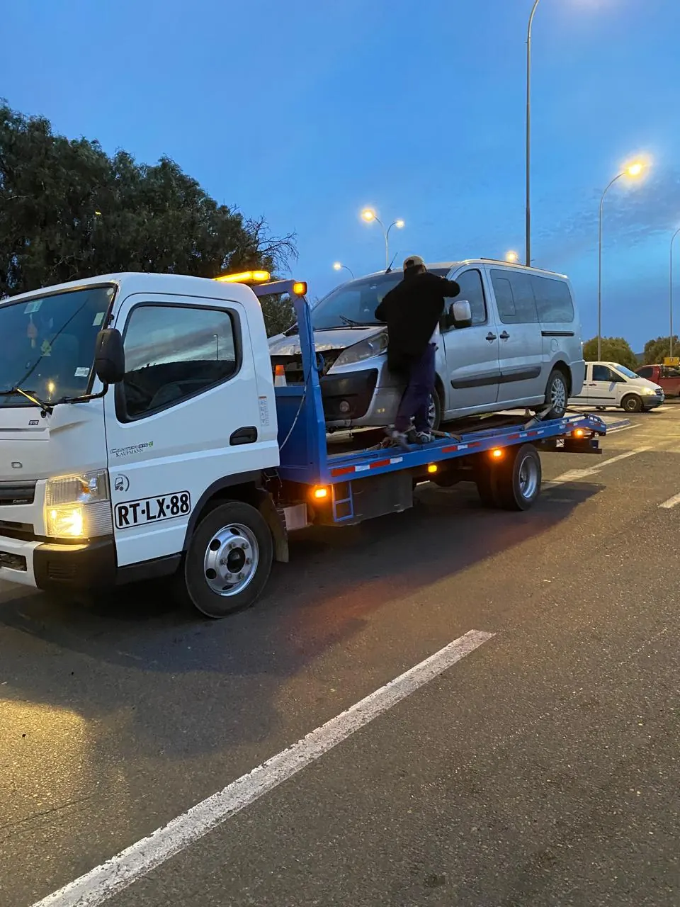 Rescate vehicular en carretera con grúa plataforma de Grúas Muñoz